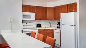 Lemari es, microwave, dan kompor