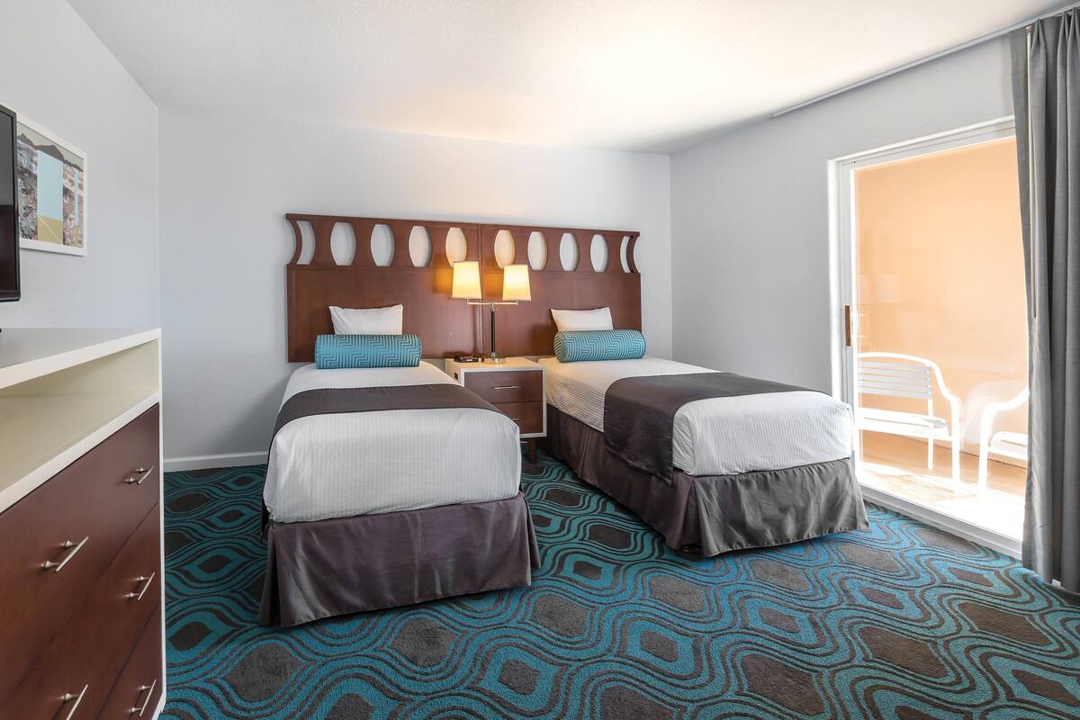 deluxe condo, 2 bedrooms | 1 bedroom, iron/ironing board, wifi, bed sheets