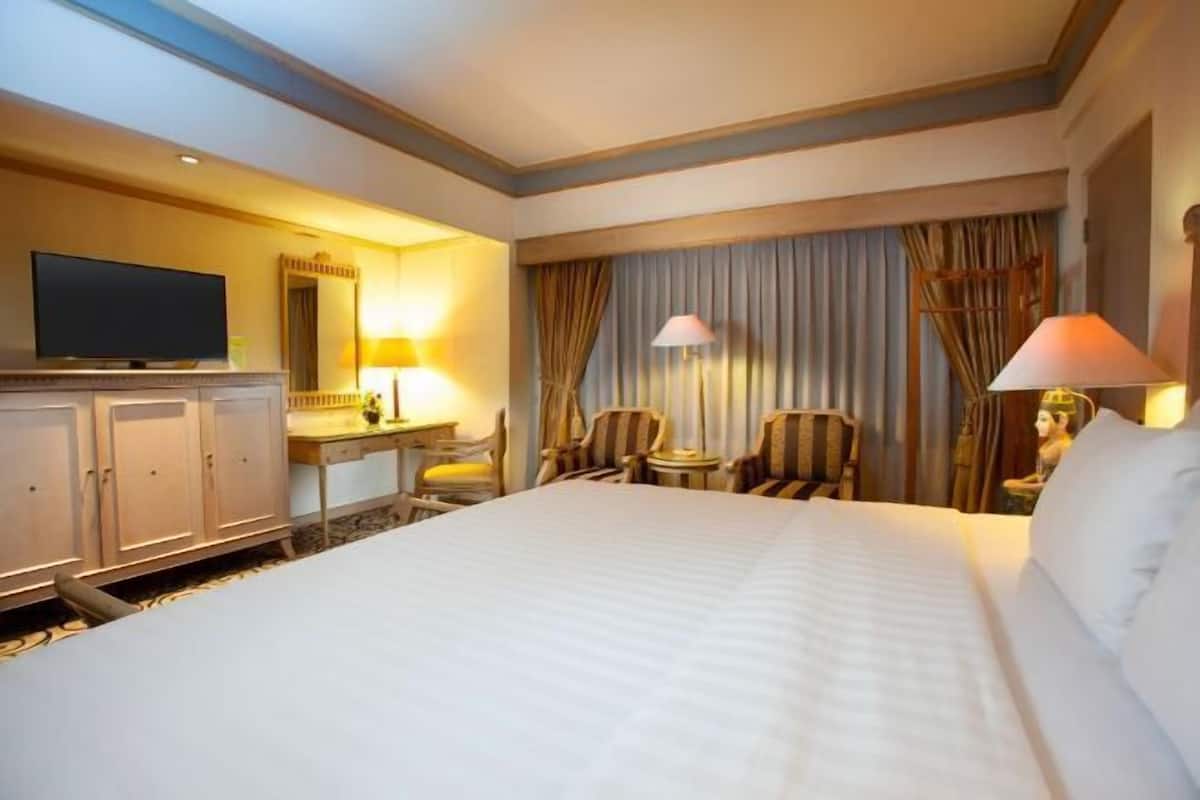 1 bedroom, premium bedding, free minibar, in-room safe