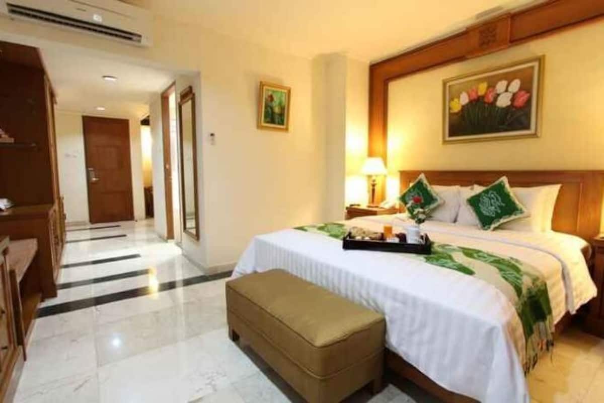 Premium bedding, free minibar, in-room safe, desk