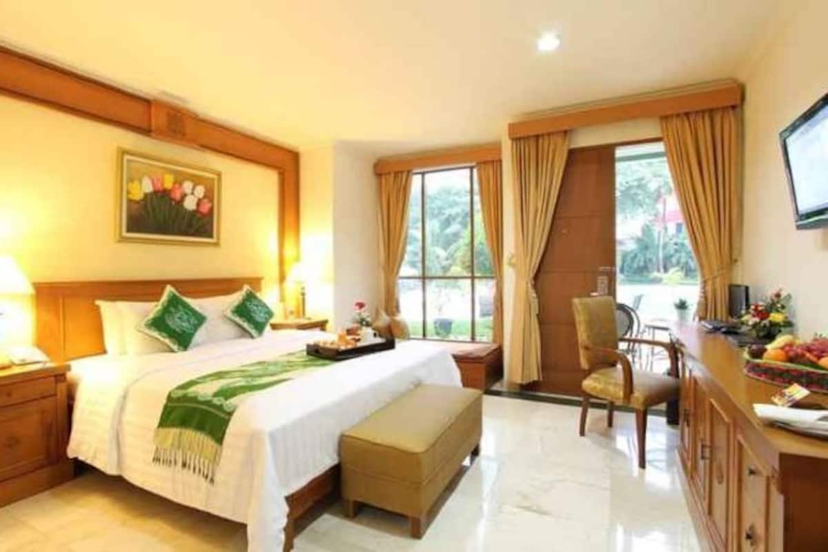 Premium bedding, free minibar, in-room safe, desk