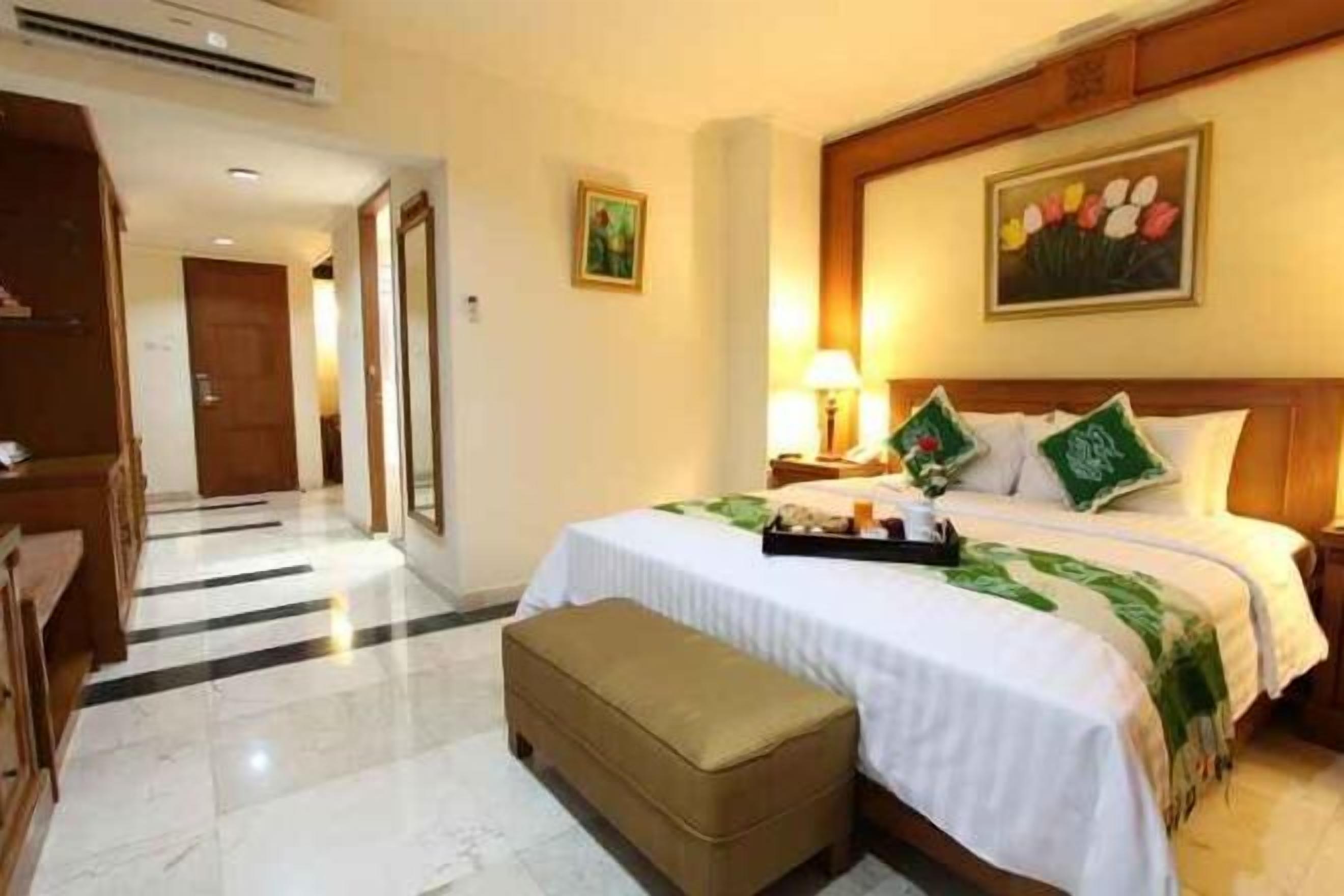 Premium bedding, free minibar, in-room safe, desk