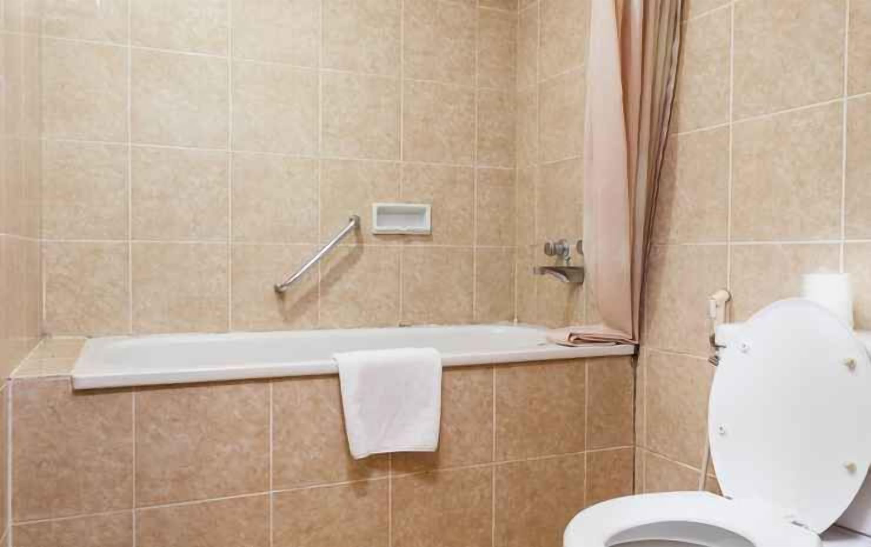 Badkamer | Een douche, gratis toiletartikelen, pantoffels, handdoeken