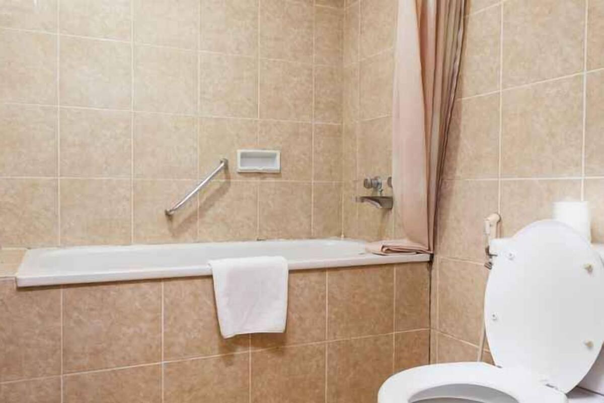 Baño | Ducha, artículos de higiene personal gratuitos, zapatillas y toallas