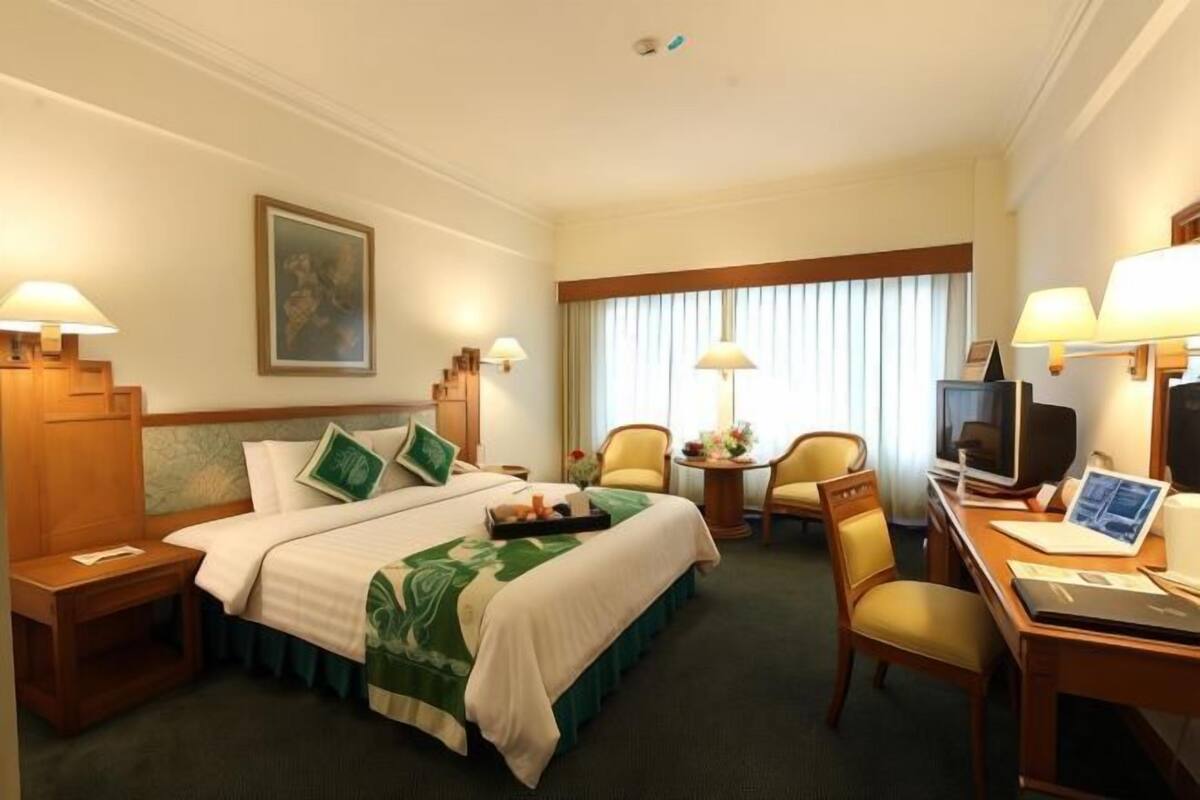 1 bedroom, premium bedding, free minibar, in-room safe