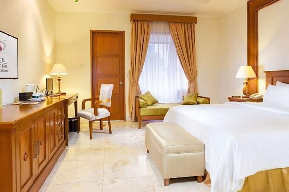 1 bedroom, premium bedding, free minibar, in-room safe