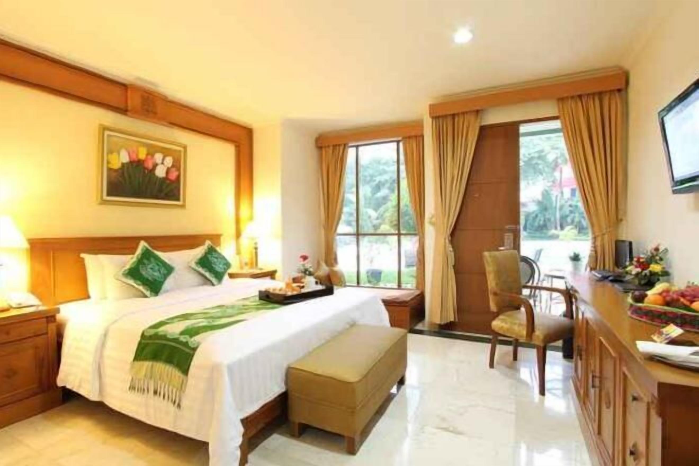 Premium bedding, free minibar, in-room safe, desk