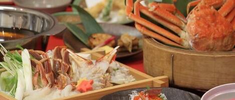 Una mesa con varios platos, incluyendo mariscos y vegetales, dispuesta para una comida.