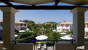 Villa de lujo, 2 habitaciones, vista a la alberca | Vista al jardín