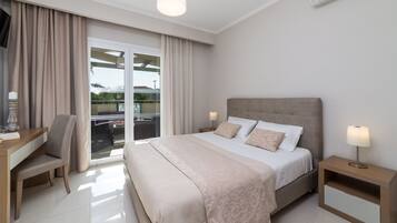Villa de lujo, 3 habitaciones, vistas a la piscina | Caja fuerte, decoración individual, mobiliario individual y escritorio