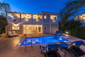 Utomhuspool, parasoller och solstolar