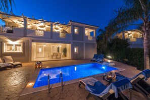 Outdoor pool, pool umbrellas, sun loungers