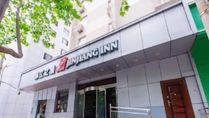 A building with a sign reading "INJANG INN".