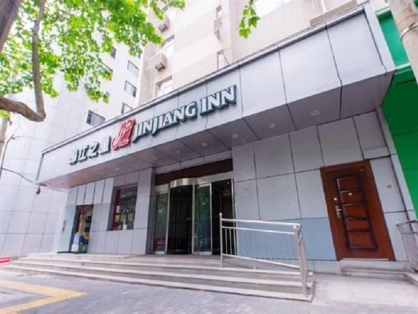 A building with a sign reading "INJANG INN". - Jinjiang Inn Xian Dayan Tower (Xi'an)