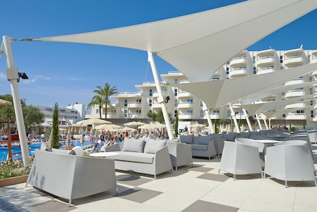 Bar junto a la piscina. Hipotels Coma Gran Aparthotel