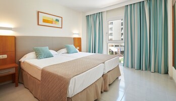 1 dormitorio, minibar, caja fuerte y escritorio