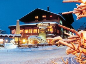 A hotel with a sign reading "Cafe Restaurant Hotel Luksamyr." - Lukasmayr Hotel (Bruck an der Grossglocknerstrasse)