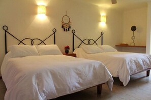 Doppelzimmer | Hochwertige Bettwaren, Zimmersafe, Schreibtisch, Verdunkelungsvorhänge