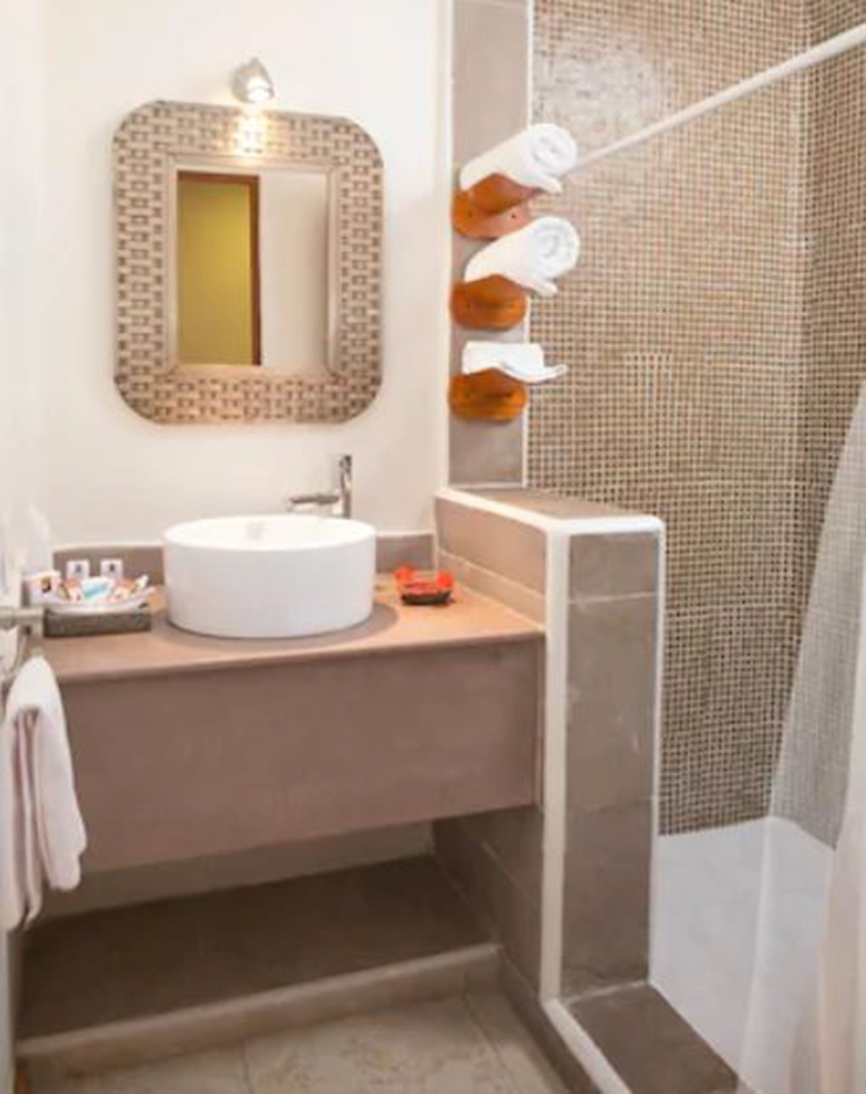 Regadera, amenidades de baño gratuitas, toallas 