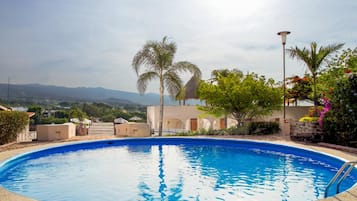 2 piscines extérieures, cabanons gratuits, parasols de plage