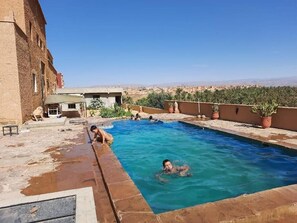 Outdoor pool, pool umbrellas, pool loungers - Auberge Kasbah Ennakhile (Nekob)