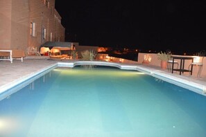 Outdoor pool, pool umbrellas, sun loungers - Auberge Kasbah Ennakhile (Nekob)