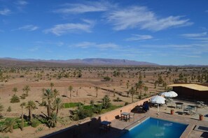 Outdoor pool, pool umbrellas, sun loungers - Auberge Kasbah Ennakhile (Nekob)