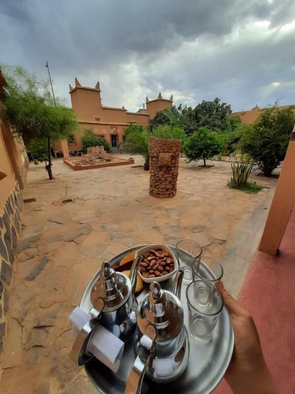 Breakfast, lunch and dinner served - Auberge Kasbah Ennakhile (Nekob)