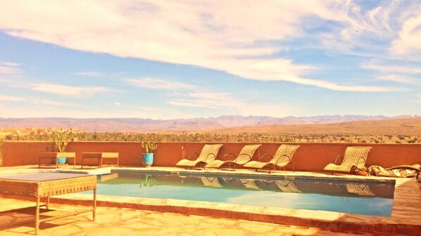 Outdoor pool, pool umbrellas, sun loungers - Auberge Kasbah Ennakhile (Nekob)