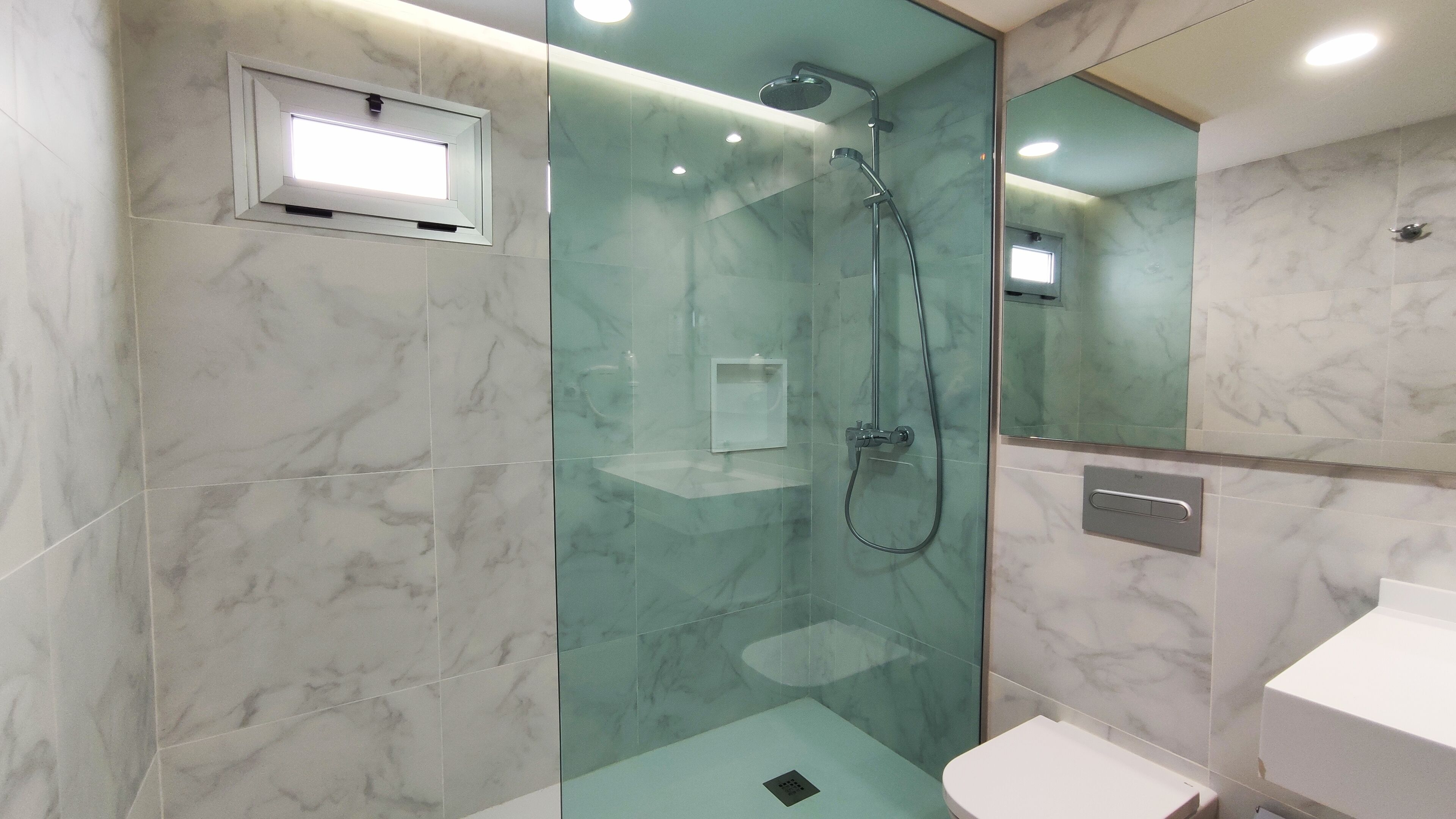 Een bureau, een strijkplank/strijkijzer