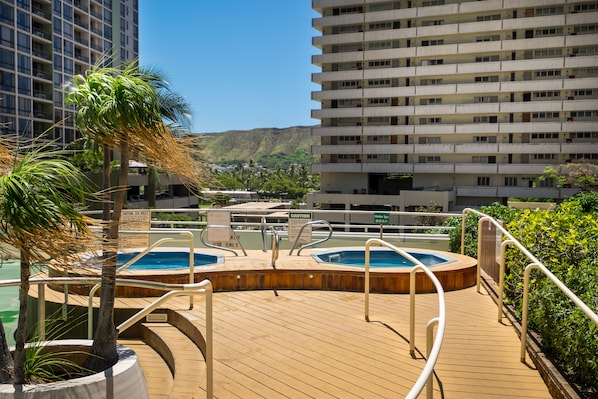 Outdoor spa tub - Hawaiian Sun Holidays (Honolulu)