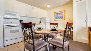 Full-size fridge, microwave, oven, stovetop