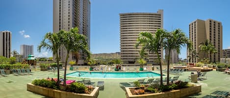 Una piscina al aire libre