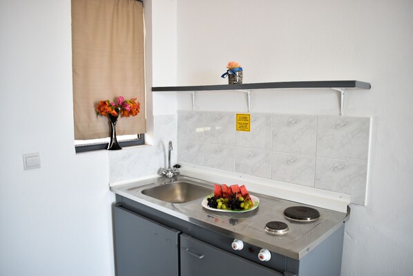 Frigobar, placa de cocina, tetera/pava eléctrica, utensilios de cocina