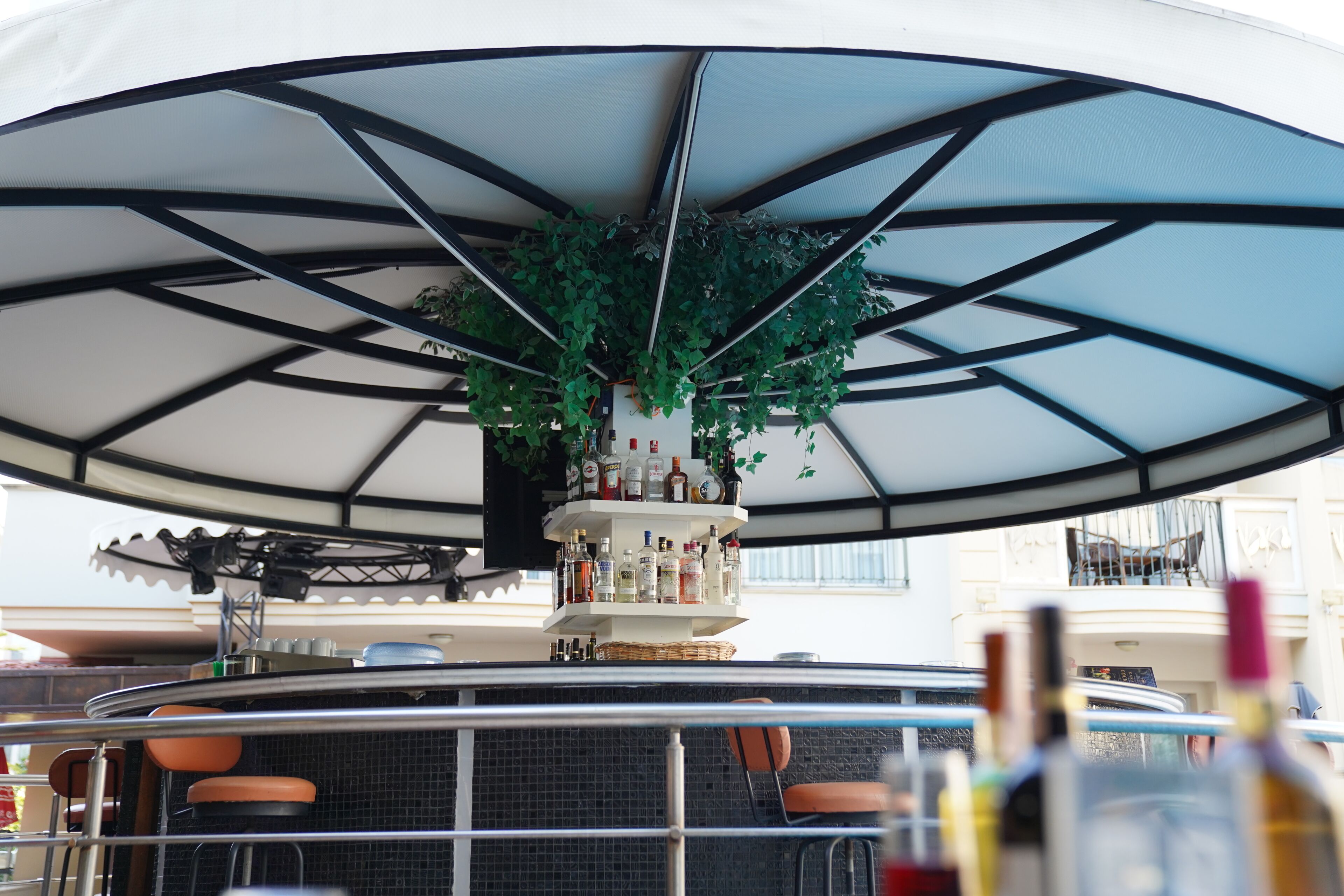 Swim-up bar