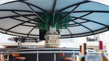 Swim-up bar