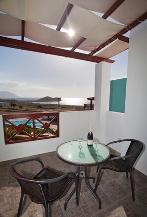 Outdoor dining - Golden Sun Apartments (Karpathos)