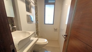 Shower, free toiletries, towels - Hotel Vinyasa (Thane)
