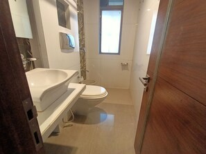 Regadera, amenidades de baño gratuitas, toallas 