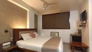 In-room safe, desk, iron/ironing board, free rollaway beds - Hotel Vinyasa (Thane)