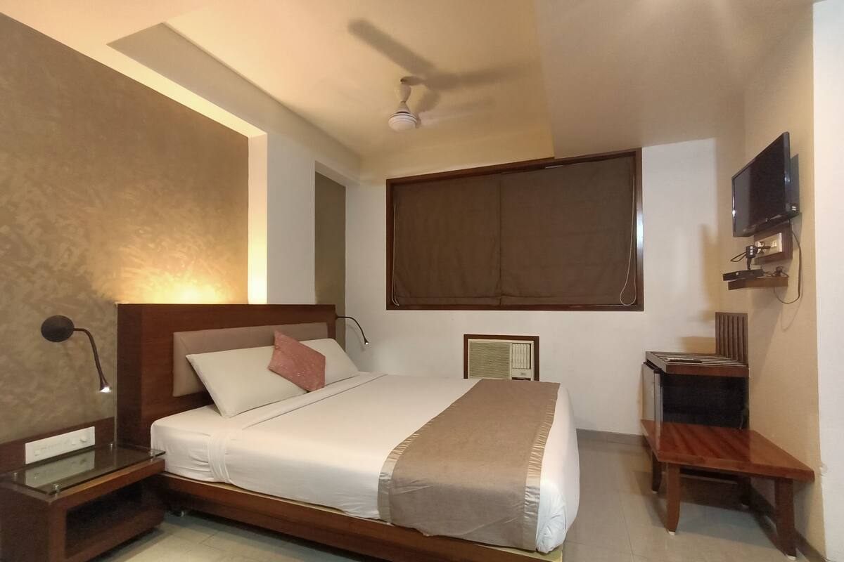 In-room safe, desk, iron/ironing board, rollaway beds (free)