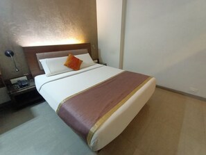 In-room safe, desk, iron/ironing board, free rollaway beds - Hotel Vinyasa (Thane)