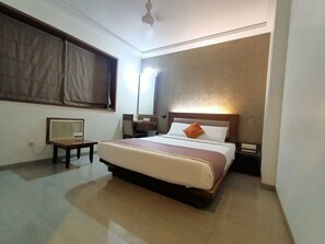 In-room safe, desk, iron/ironing board, rollaway beds (free) - Hotel Vinyasa (Thane)