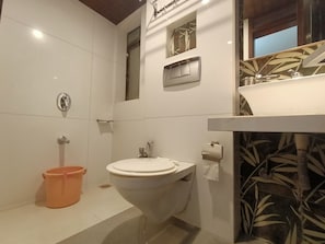 Shower, free toiletries, towels
