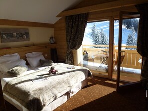 In-room safe, desk, soundproofing, cots/infant beds - Hôtel Restaurant Les Sapins Wellness & Gourmet (Manigod)
