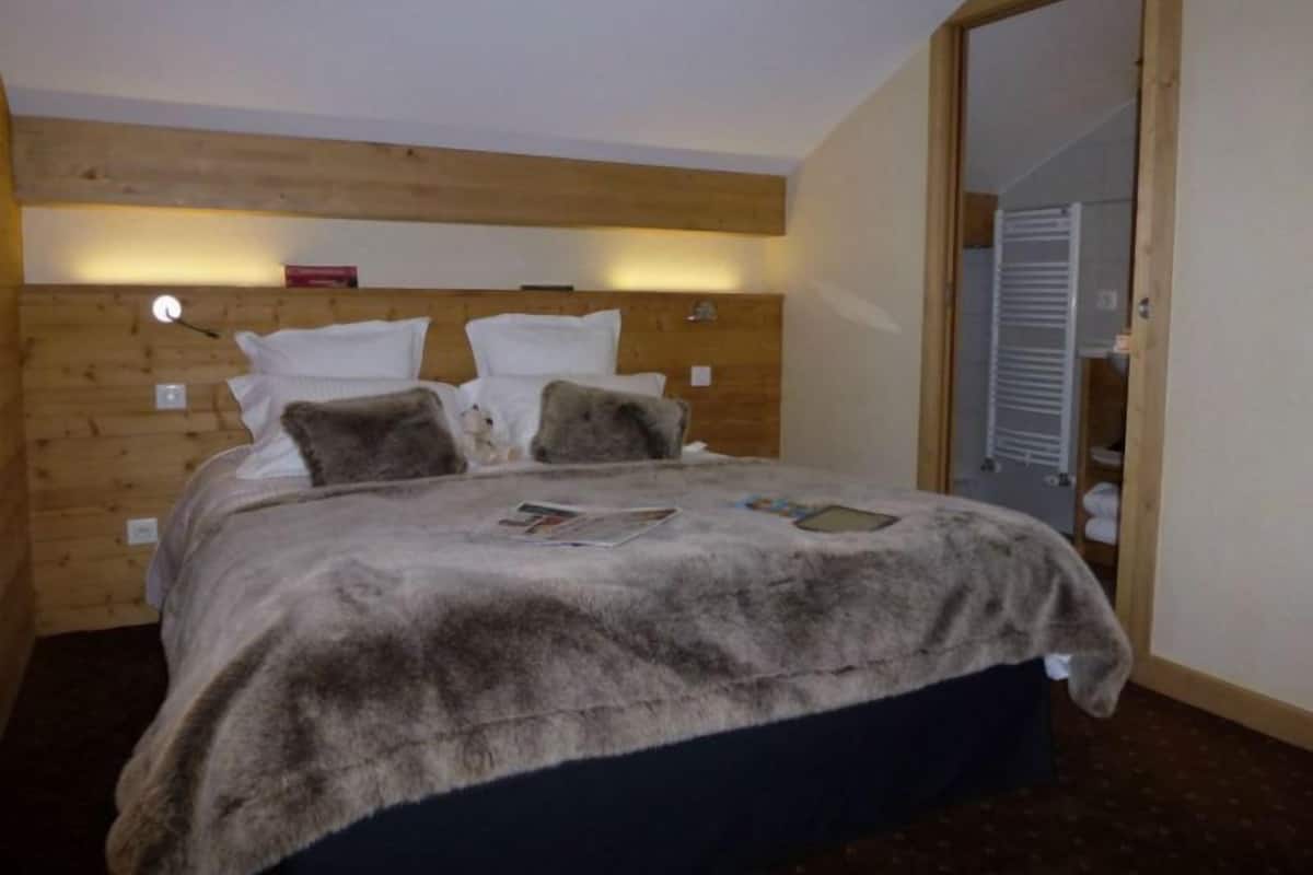 In-room safe, desk, soundproofing, cots/infant beds