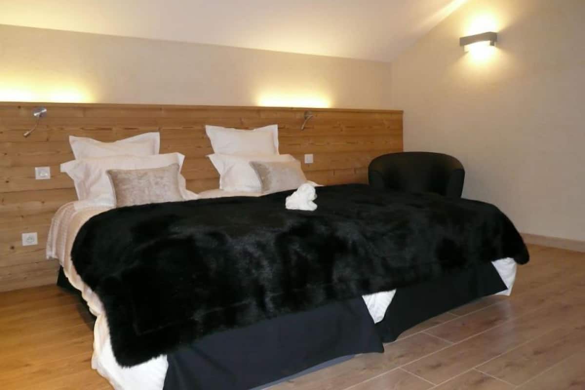 In-room safe, desk, soundproofing, cots/infant beds