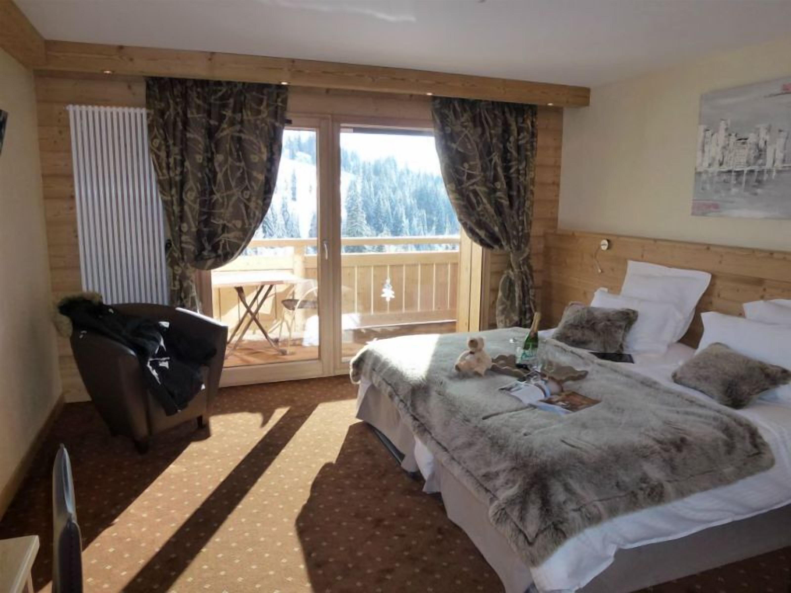 family room | in-room safe, desk, soundproofing, cots/infant beds