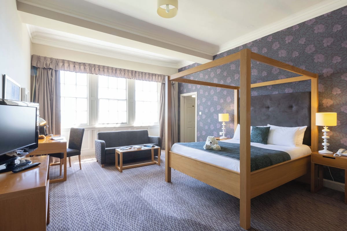 Free WiFi, individually decorated, individually furnished, bed sheets