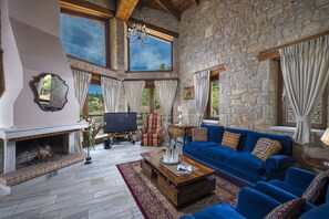 Deluxe Chalet (Protogeneia) | Living room | LED TV - ViP Chalet 4 seasons (Delphi)